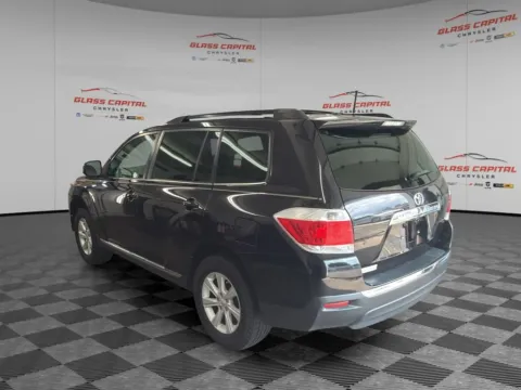 More photos of 2012 Toyota Highlander at Glass Capital CDJR, IN