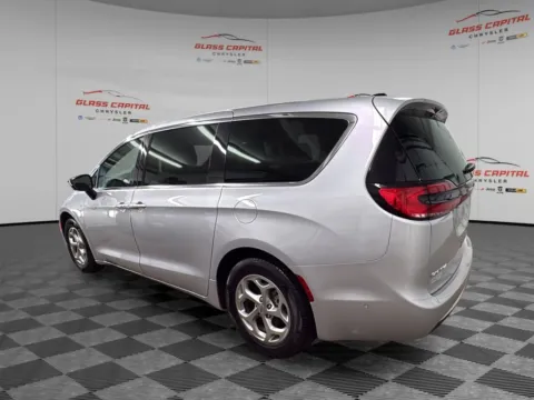 More photos of 2024 Chrysler Pacifica Limited at Glass Capital CDJR, IN
