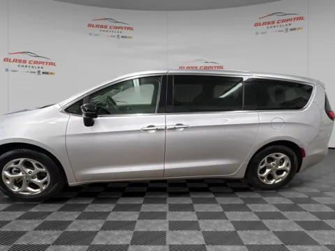 More photos of 2024 Chrysler Pacifica Limited at Glass Capital CDJR, IN