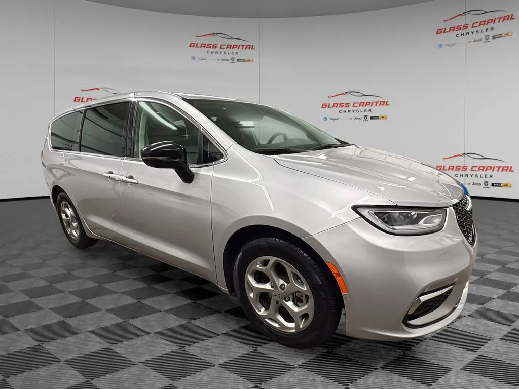 Silver 2024 Chrysler Pacifica Limited for sale in Dunkirk, IN