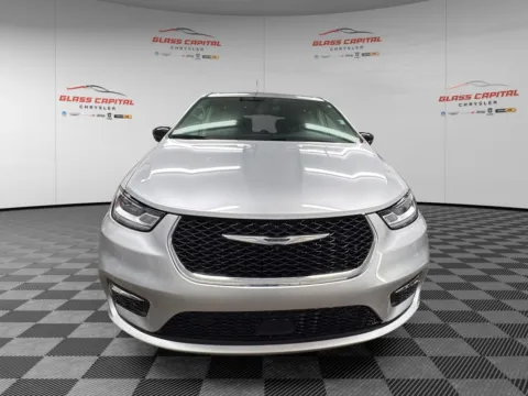 Photos of 2024 Chrysler Pacifica Limited for sale in Dunkirk, IN at Glass Capital CDJR