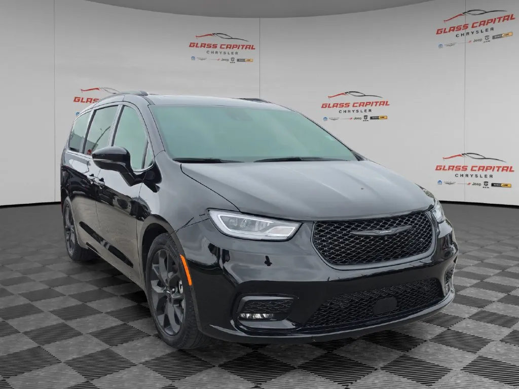 Black 2024 Chrysler Pacifica Limited for sale in Dunkirk, IN