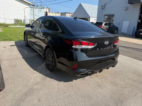 More photos of 2018 Hyundai Sonata Limited at Glass Capital CDJR, IN