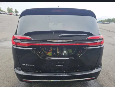 More photos of 2026 Chrysler Pacifica Select at Glass Capital CDJR, IN