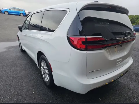 More photos of 2026 Chrysler Pacifica Select at Glass Capital CDJR, IN
