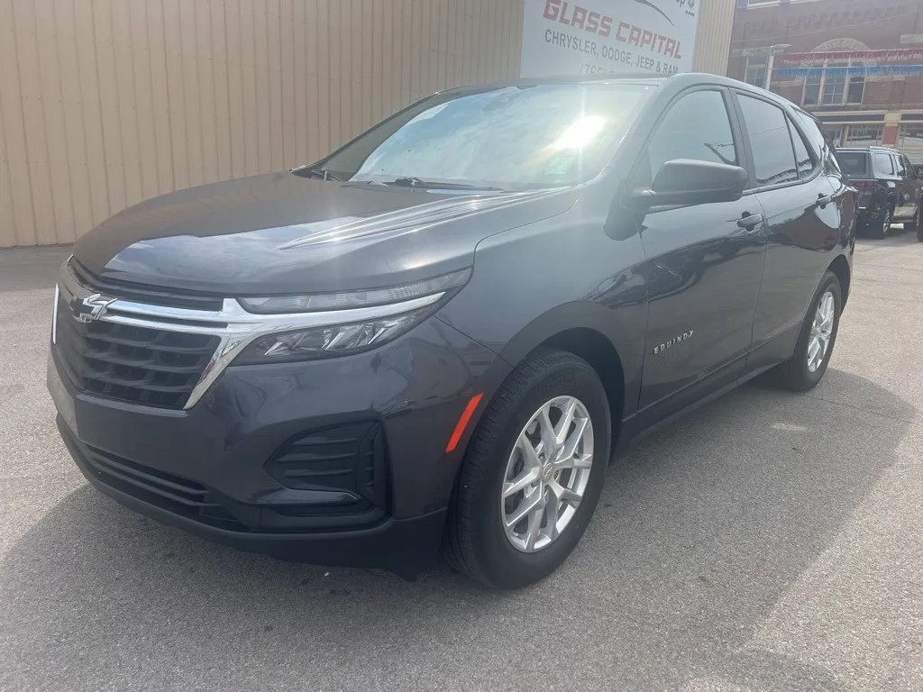 Gray 2022 Chevrolet Equinox LS for sale in Dunkirk, IN