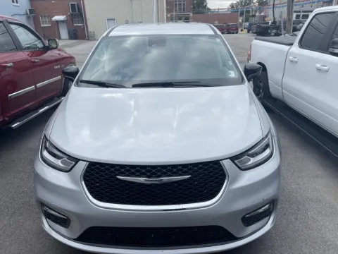 Photos of 2024 Chrysler Pacifica Touring L for sale in Dunkirk, IN at Glass Capital CDJR