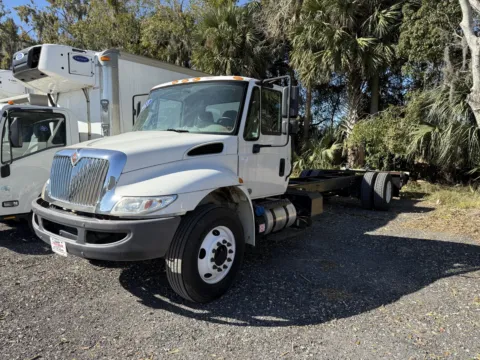 White 2017 International DuraStar 4300 for sale in Sanford, FL