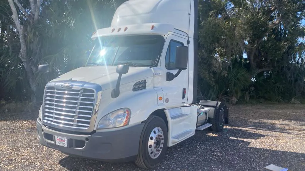 White 2019 Freightliner Cascadia for sale in Sanford, FL