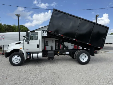 More photos of 2019 International DuraStar 4300 at DeBary Truck Sales, FL