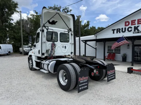 More photos of 2018 Freightliner Cascadia at DeBary Truck Sales, FL