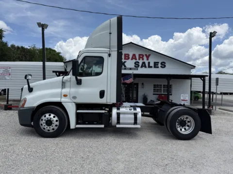 More photos of 2018 Freightliner Cascadia at DeBary Truck Sales, FL