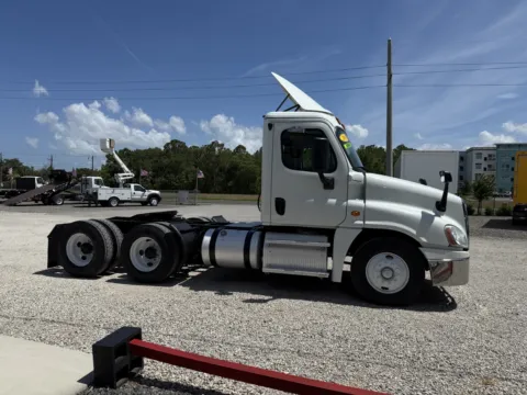 More photos of 2019 Freightliner Cascadia at DeBary Truck Sales, FL