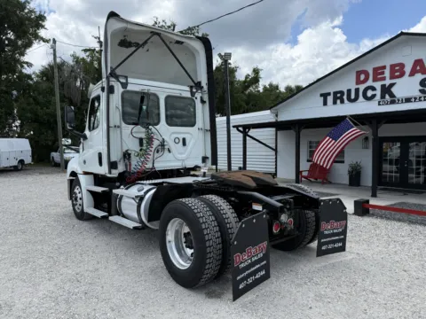 More photos of 2019 Freightliner Cascadia at DeBary Truck Sales, FL