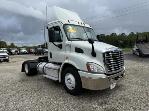 More photos of 2019 Freightliner Cascadia 118 at DeBary Truck Sales, FL