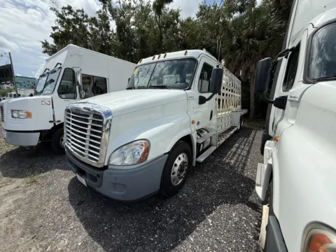 White 2017 Freightliner Cascadia for sale in Sanford, FL