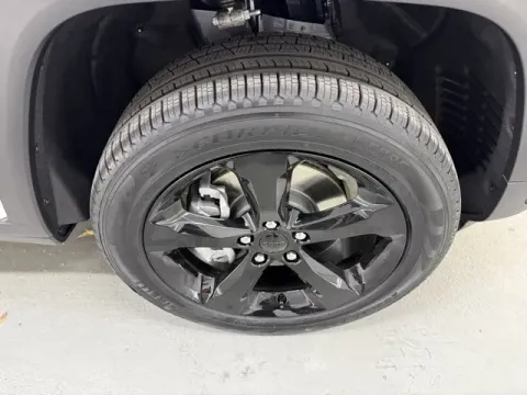 More photos of 2025 Jeep Grand Cherokee L Limited at Woody Folsom CDJR of Baxley, GA