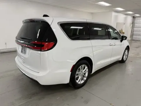 More photos of 2026 Chrysler Pacifica Select at Woody Folsom CDJR of Baxley, GA