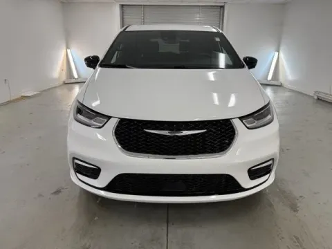 Photos of 2026 Chrysler Pacifica Select for sale in Baxley, GA at Woody Folsom CDJR of Baxley