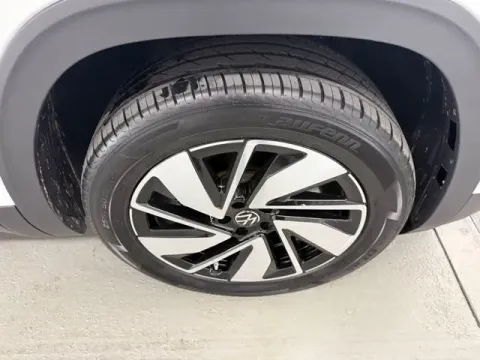 More photos of 2024 Volkswagen Atlas 2.0T SE w/Technology at Woody Folsom CDJR of Baxley, GA