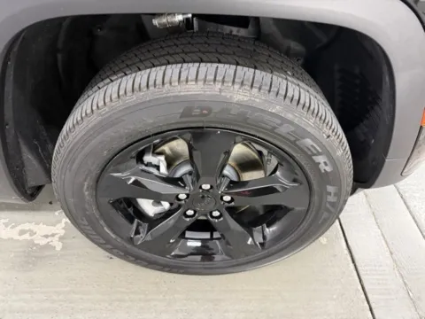 More photos of 2025 Jeep Grand Cherokee L Altitude at Woody Folsom CDJR of Baxley, GA