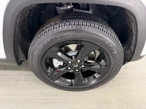 More photos of 2025 Jeep Grand Cherokee L Altitude at Woody Folsom CDJR of Baxley, GA