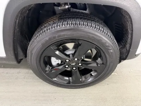 More photos of 2025 Jeep Grand Cherokee L Altitude at Woody Folsom CDJR of Baxley, GA