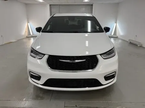 Photos of 2026 Chrysler Pacifica Select for sale in Baxley, GA at Woody Folsom CDJR of Baxley