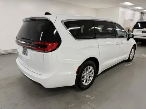 More photos of 2026 Chrysler Pacifica Select at Woody Folsom CDJR of Baxley, GA