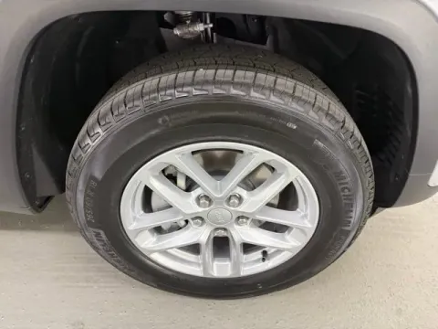 More photos of 2025 Jeep Grand Cherokee at Woody Folsom CDJR of Baxley, GA