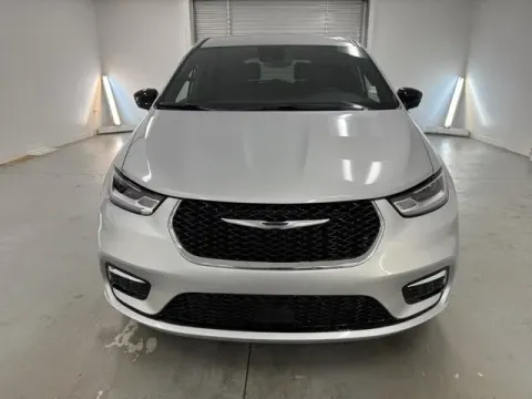 Photos of 2026 Chrysler Pacifica Select for sale in Baxley, GA at Woody Folsom CDJR of Baxley