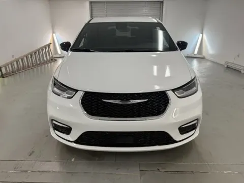 Photos of 2026 Chrysler Pacifica Select for sale in Baxley, GA at Woody Folsom CDJR of Baxley