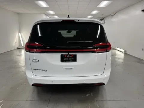 More photos of 2026 Chrysler Pacifica Select at Woody Folsom CDJR of Baxley, GA