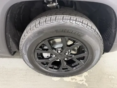 More photos of 2025 Jeep Grand Cherokee at Woody Folsom CDJR of Baxley, GA