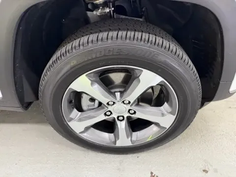 More photos of 2025 Jeep Grand Cherokee L Limited at Woody Folsom CDJR of Baxley, GA