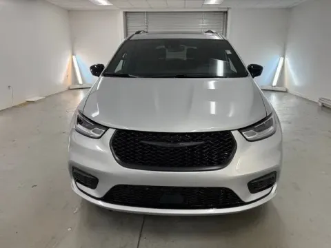 Photos of 2026 Chrysler Pacifica Limited for sale in Baxley, GA at Woody Folsom CDJR of Baxley