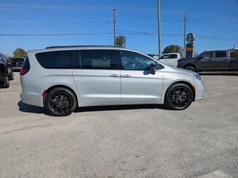 Another view of 2026 Chrysler Pacifica Limited for sale in Vidalia, GA at Woody Folsom CDJR of Vidalia
