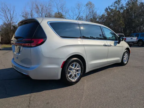 More photos of 2026 Chrysler Pacifica Select at Woody Folsom CDJR of Vidalia, GA