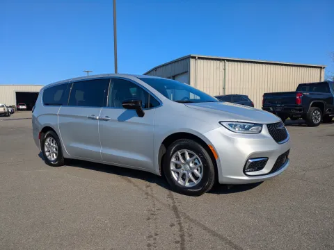 Photos of 2026 Chrysler Pacifica Select for sale in Vidalia, GA at Woody Folsom CDJR of Vidalia