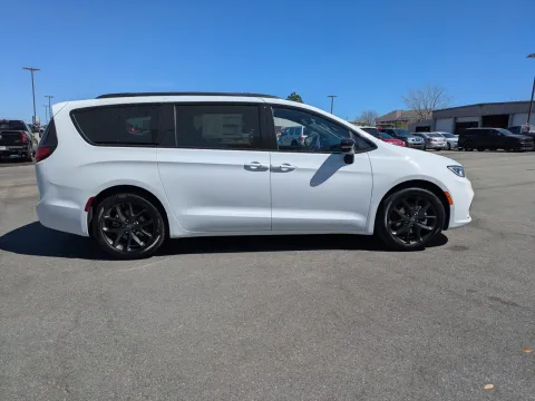 Another view of 2026 Chrysler Pacifica Limited for sale in Vidalia, GA at Woody Folsom CDJR of Vidalia
