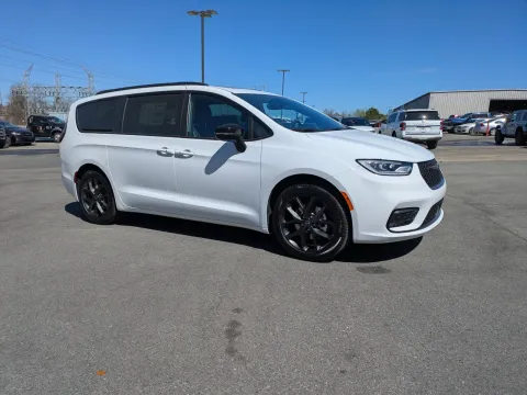Photos of 2026 Chrysler Pacifica Limited for sale in Vidalia, GA at Woody Folsom CDJR of Vidalia