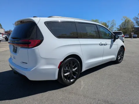 More photos of 2026 Chrysler Pacifica Limited at Woody Folsom CDJR of Vidalia, GA