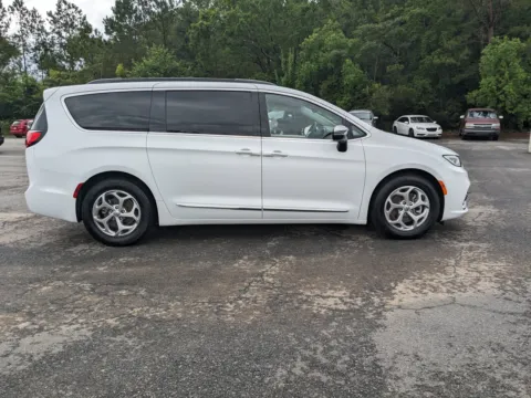 Another view of 2023 Chrysler Pacifica Limited for sale in Vidalia, GA at Woody Folsom CDJR of Vidalia