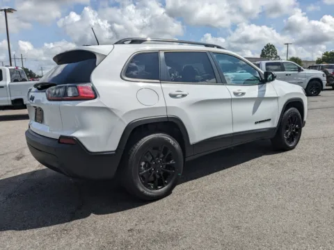 More photos of 2023 Jeep Cherokee Altitude Lux at Woody Folsom CDJR of Vidalia, GA