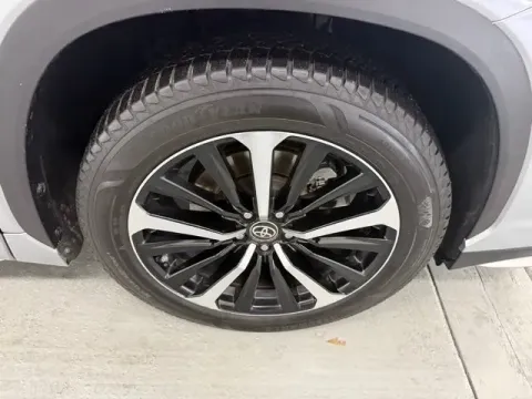 More photos of 2022 Toyota Highlander XSE at Woody Folsom Ford, GA