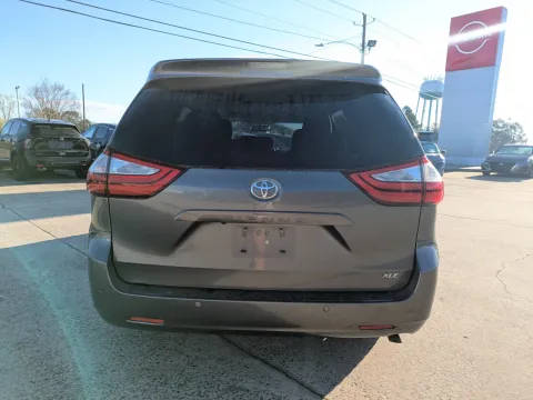More photos of 2016 Toyota Sienna XLE Premium at Woody Folsom Nissan of Vidalia, GA