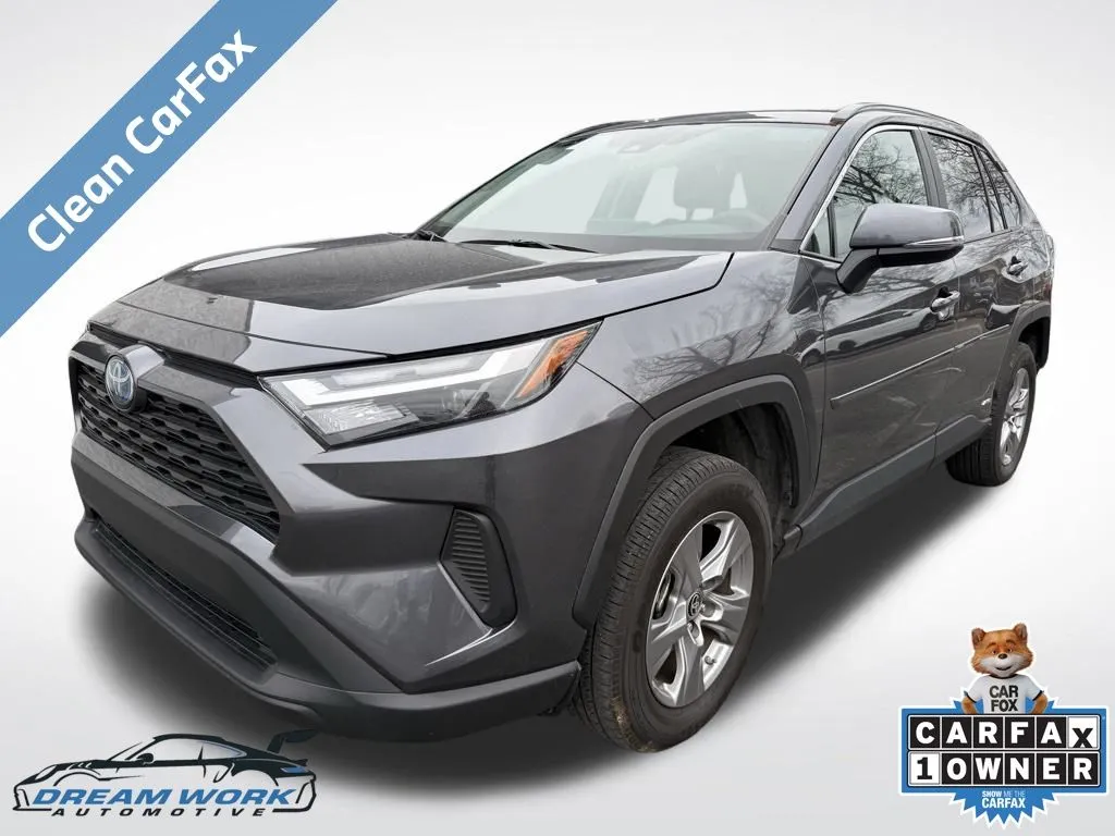 2024 Toyota RAV4 LE's photo