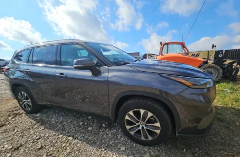 More photos of 2022 Toyota Highlander Hybrid XLE at Dream Work Automotive, NC