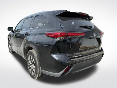 More photos of 2021 Toyota Highlander Hybrid XLE at Dream Work Automotive, NC