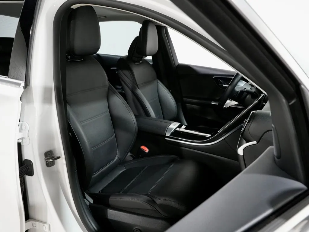 2025 Mercedes-Benz C-Class Sedan C 300 - Photo 24